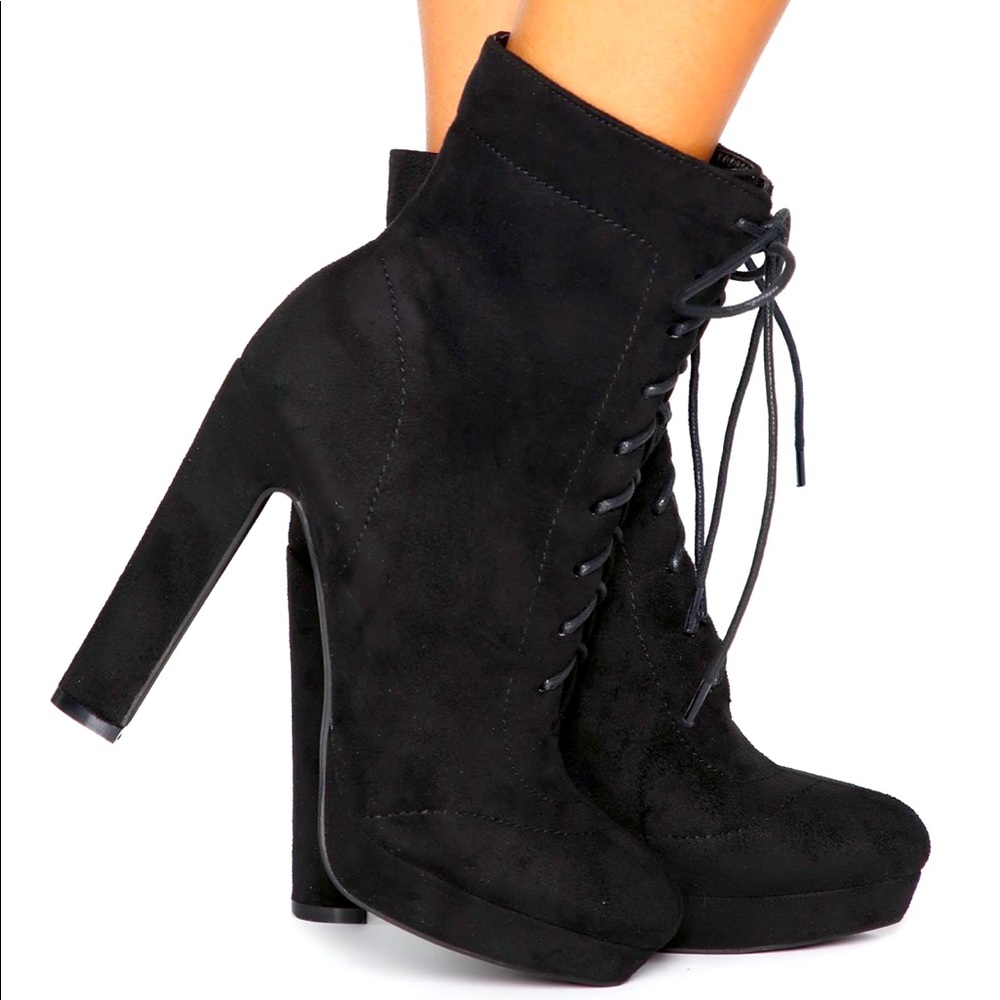 Black mock lace up bootie✨